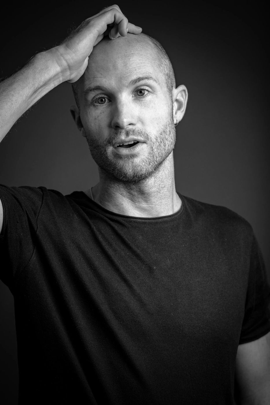 Xavier Meistermann, main sur la tête, expression comique